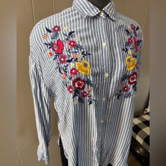 Hollister • Striped Floral Embroidered Long Sleeve Button Down - Picture 5 of 7